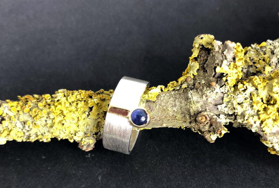 Blauer Saphier mit Goldstreifen und Goldfassung 18kt - 195.00 €